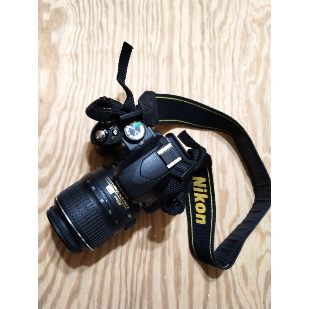 Nikon D60 Digital SLR Camera Bundle - Picture 2 of 15